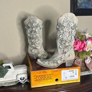 Corral White Floral Overlay Embroidery Studs Crystals A3600 women’s size 10m